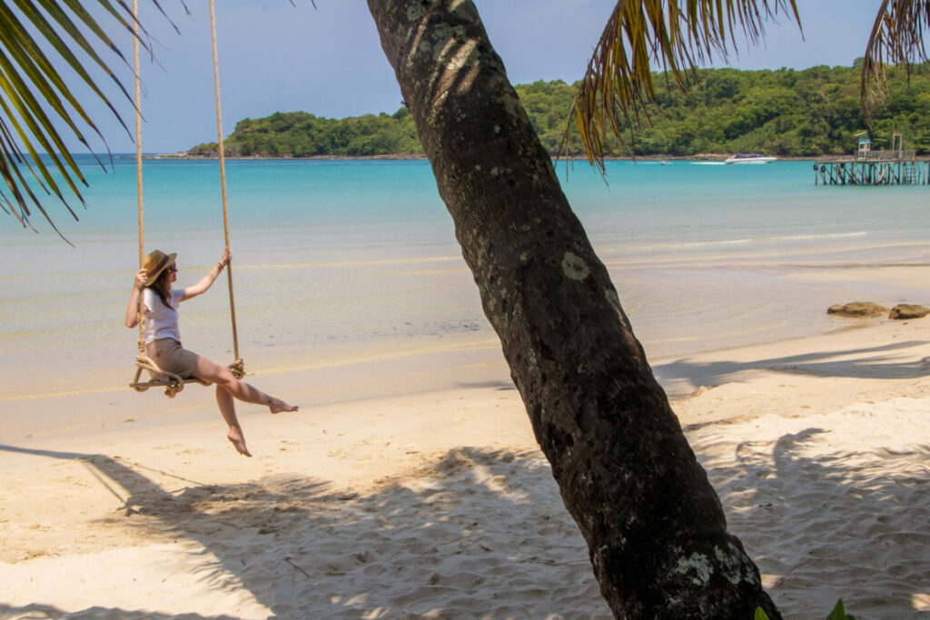 Tropická pláž s houpačkou na Ko Samui v Thajsku
