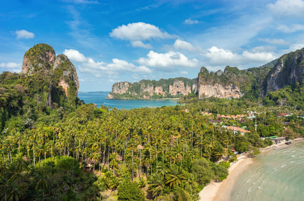 Výhled na Railay East a okolní útesy, Krabi, Thajsko