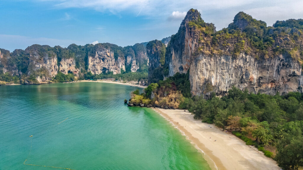 Railay West a Tonsai Beach v pozadí, Krabi, Thajsko