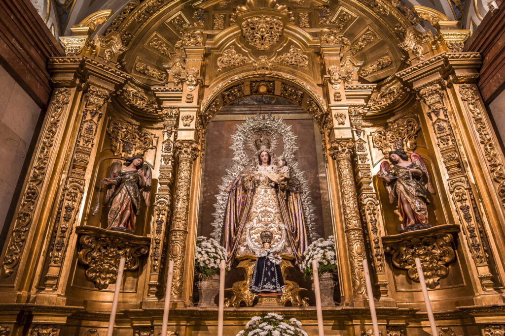 Interiér Basílica de la Macarena, Sevilla, Španělsko