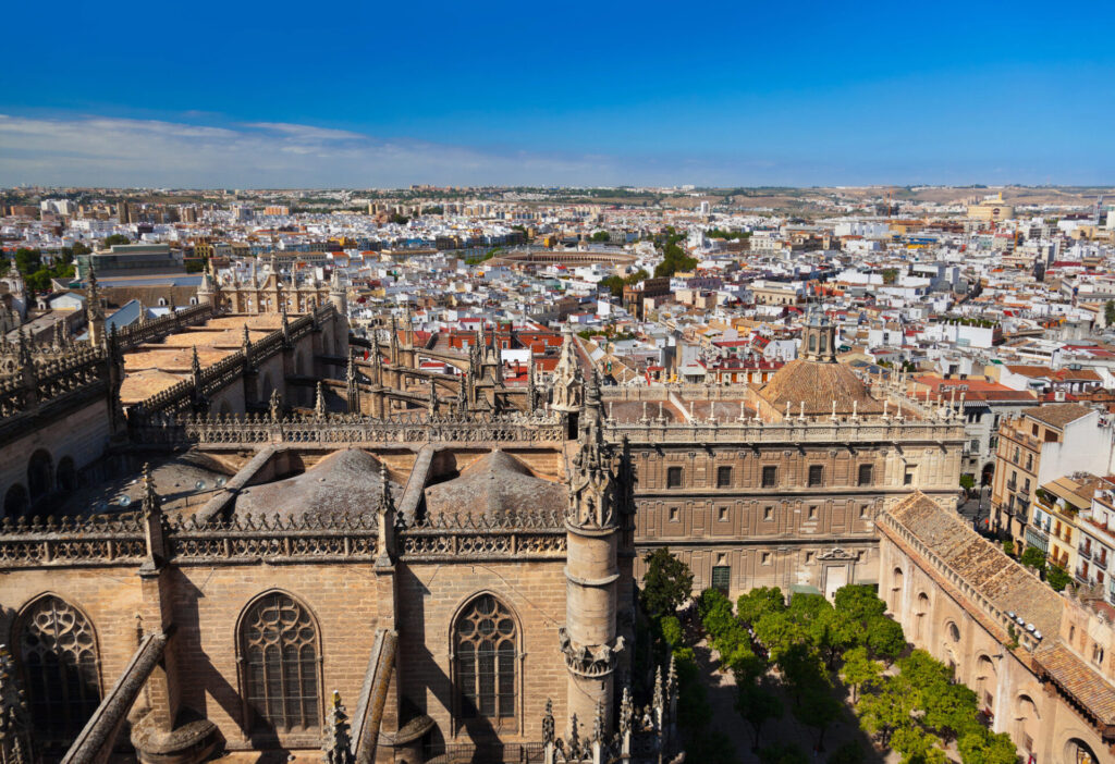 Výhled z věže La Giralda na katedrálu a Sevillu