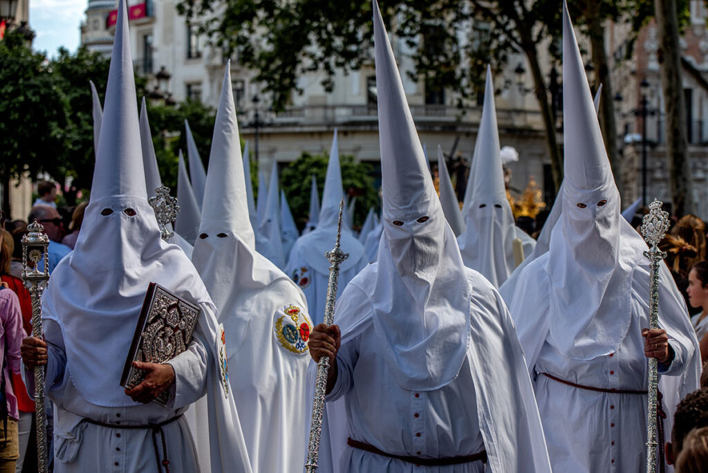 Guimaraes v průvodu na Semana Santa, Sevilla, Andalusie, Španělsko