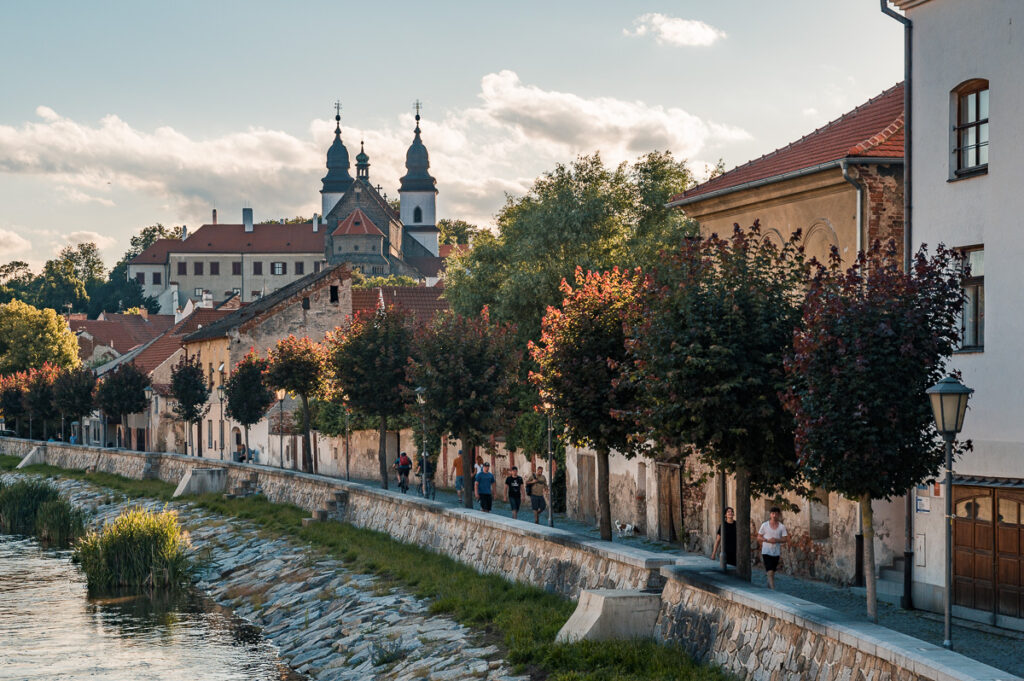 Řeka Jihlava v Třebíči, s pohledem na baziliku sv. Prokopa v UNESCO