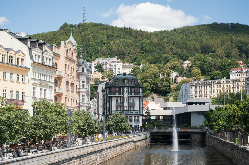 Lázeňská promenáda v Karlových Varech, říčka Teplá a Vřídelní kolonáda
