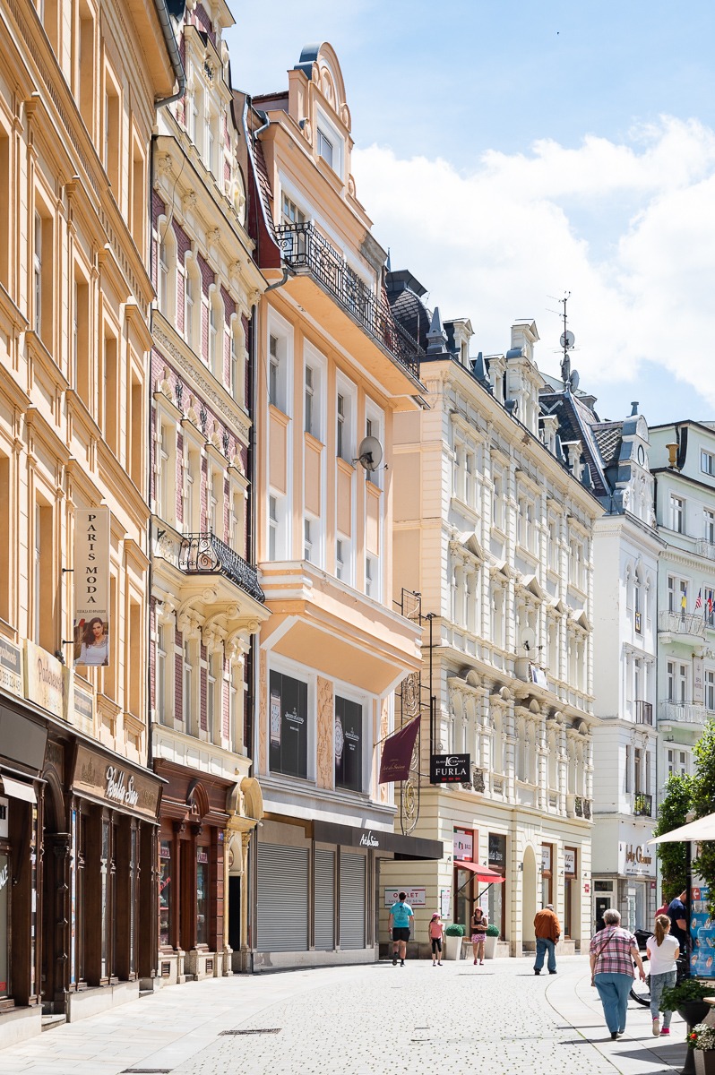 Lázeňská promenáda v centru Karlových Varů s historickými lázeňskými domy