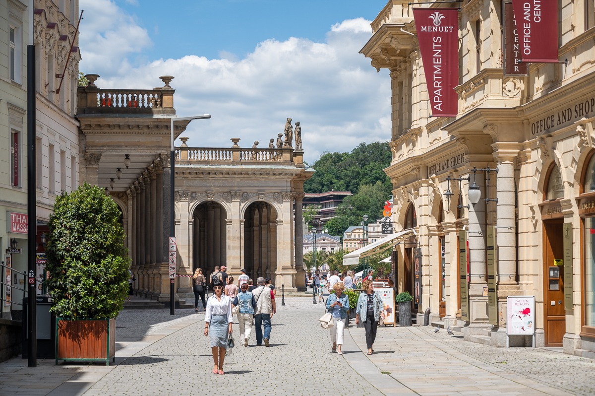 Lázeňská promenáda v Karlových Varech s pohledem na Mlýnskou kolonádu