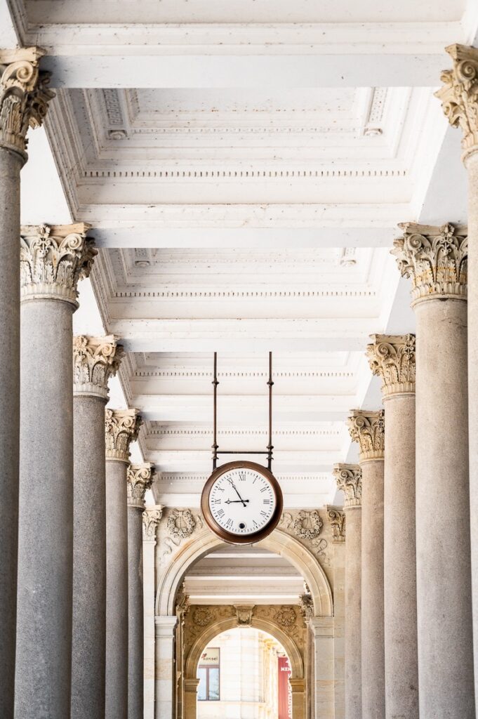 Detail neorenesančních sloupů Mlýnské kolonády v Karlových Varech