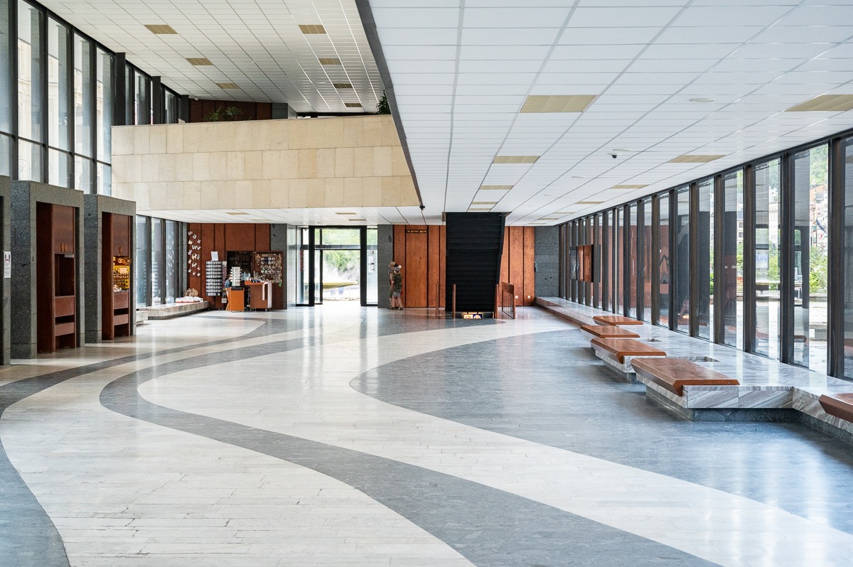 Vřídelní kolonáda v Karlových Varech s pohledem na gejzír horkého minerálního pramene