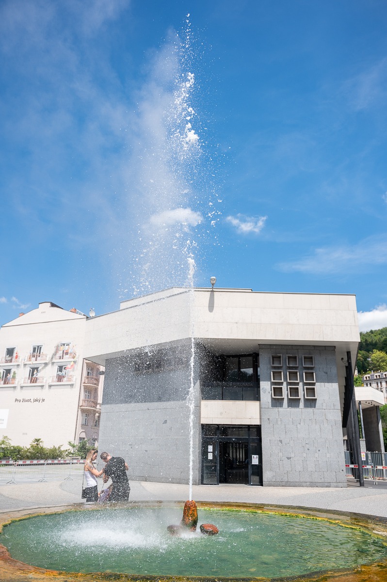 Karlovarské Vřídlo – tryskající horký pramen ve Vřídelní kolonádě
