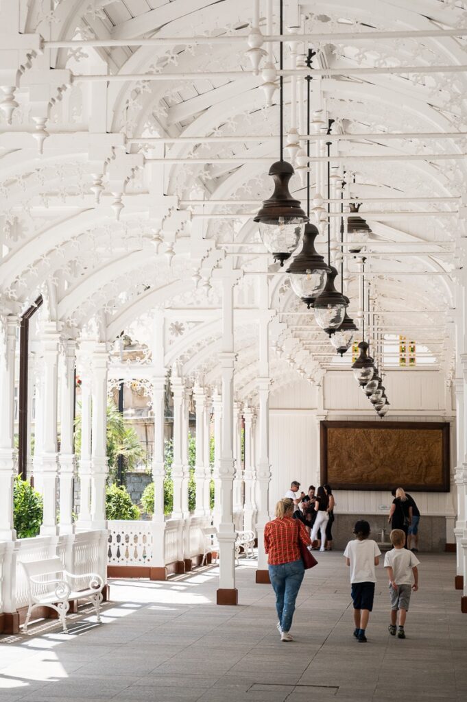 Tržní kolonáda v Karlových Varech, dřevěná kolonáda ve švýcarském stylu