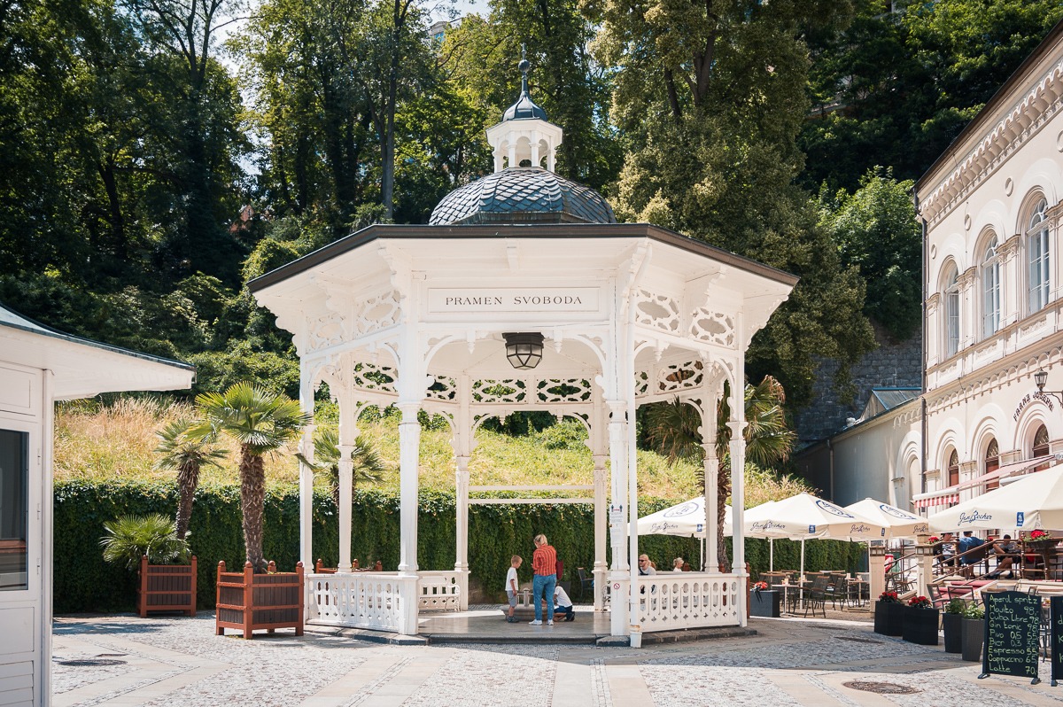 Pavilon pramene Svoboda v Dvořákových sadech v Karlových Varech