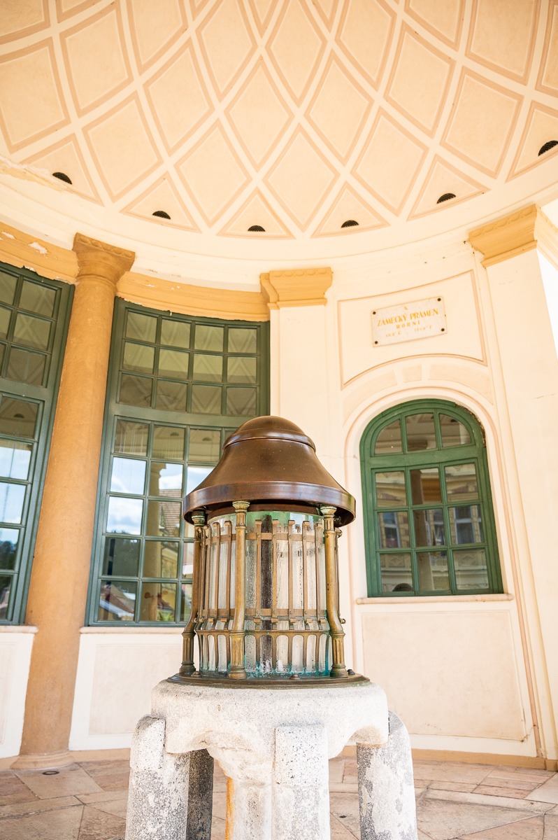 Zámecký pramen v interiéru Zámecké kolonády v Karlových Varech