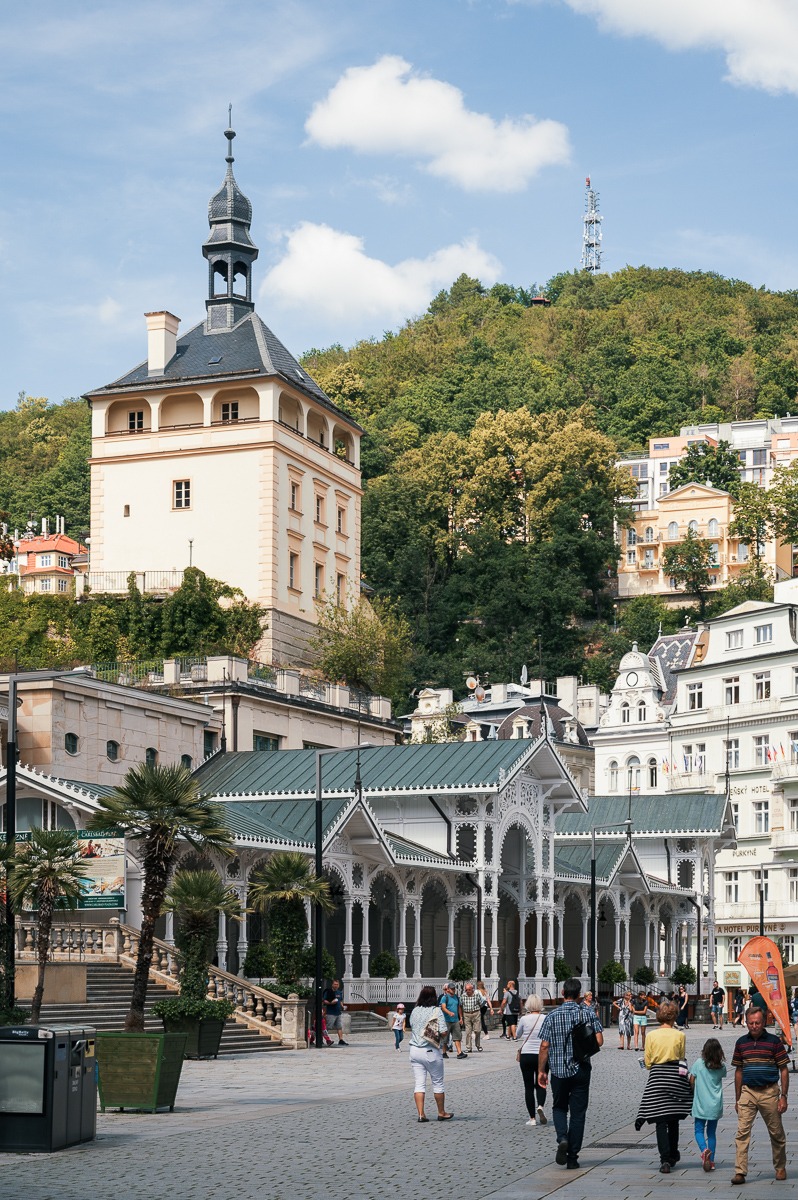 Pohled na Tržní a Zámeckou kolonádu v centru Karlových Varů