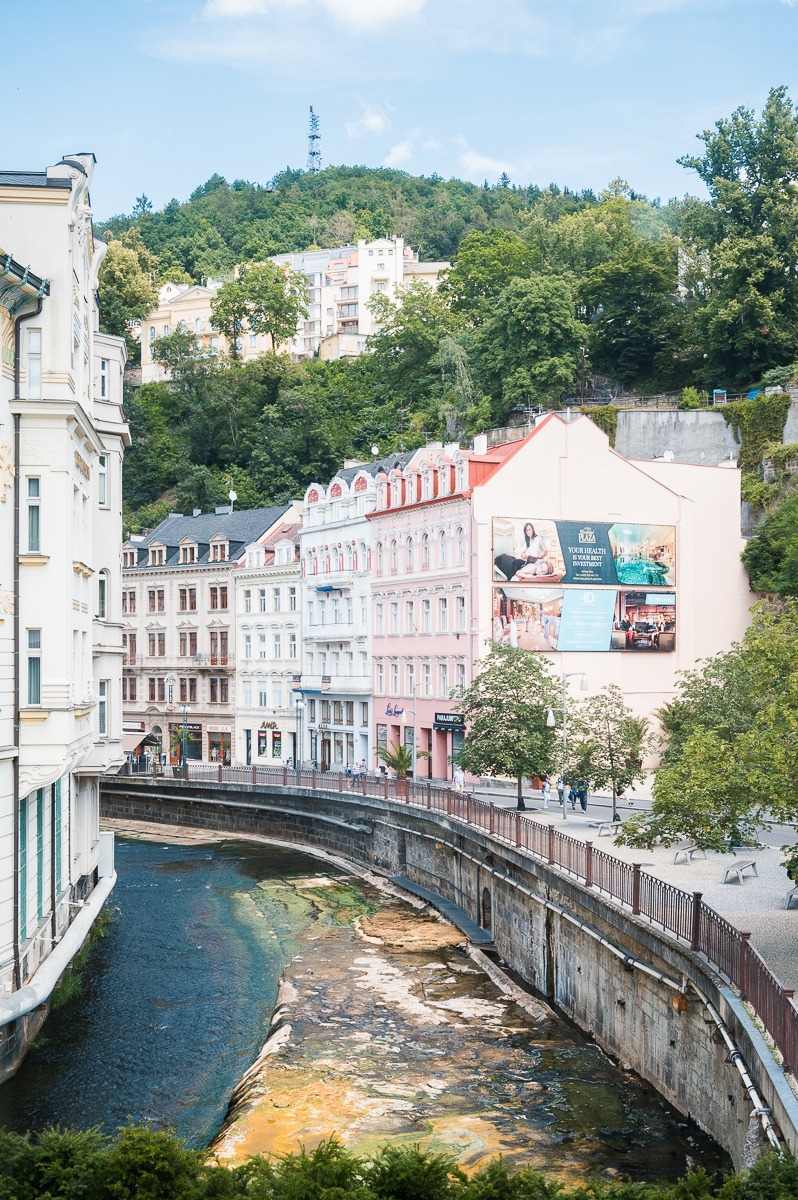 Vřídelní voda vlévající se do řeky Teplé v centru Karlových Varů