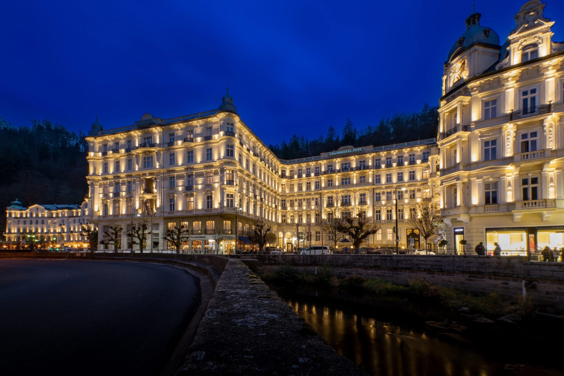 Grandhotel Pupp v Karlových Varech v noci s osvětlenou neobarokní fasádou