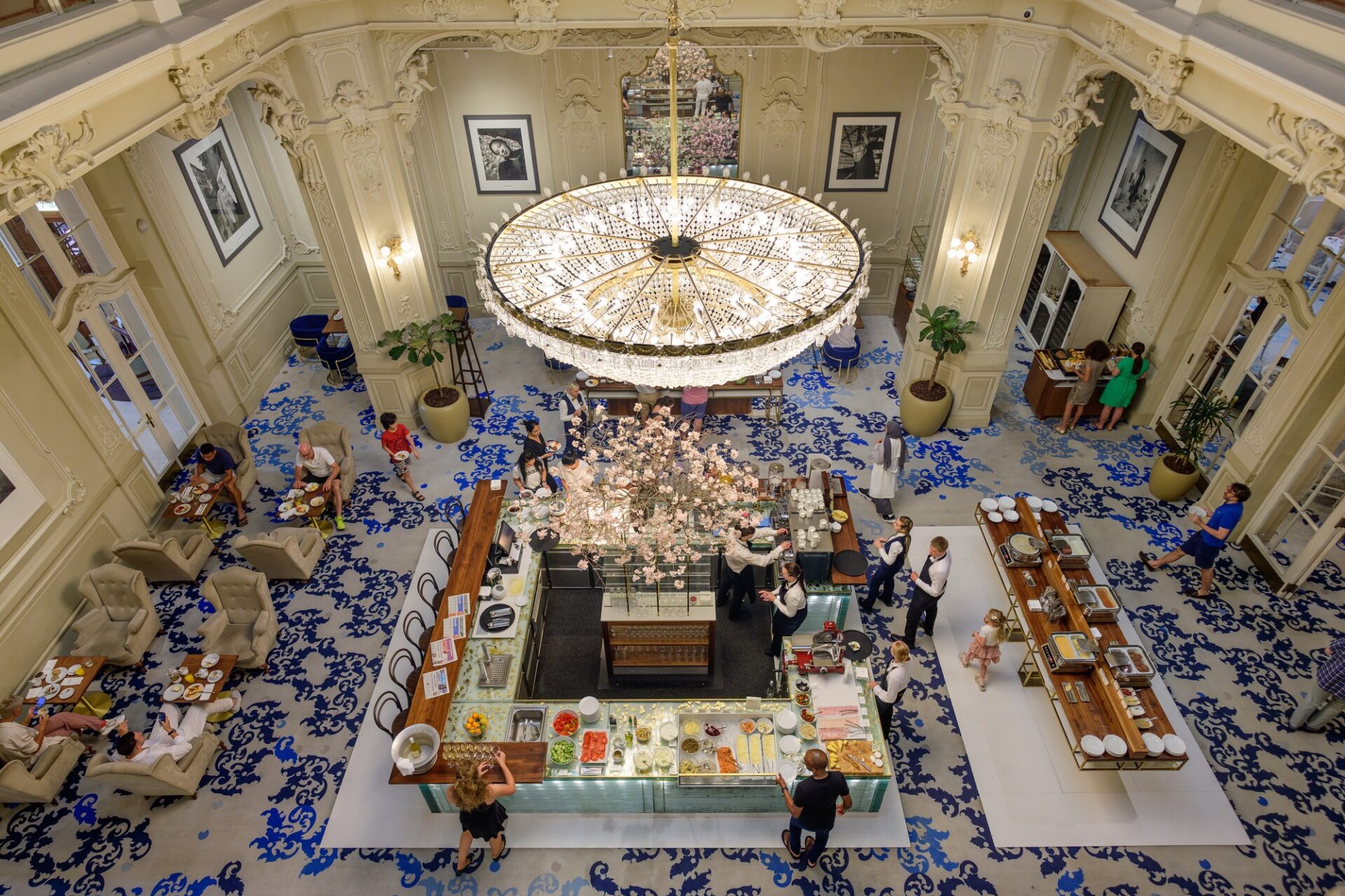 Slavnostní snídaně v sále Mala Dvorana v Grandhotelu Pupp v Karlových Varech