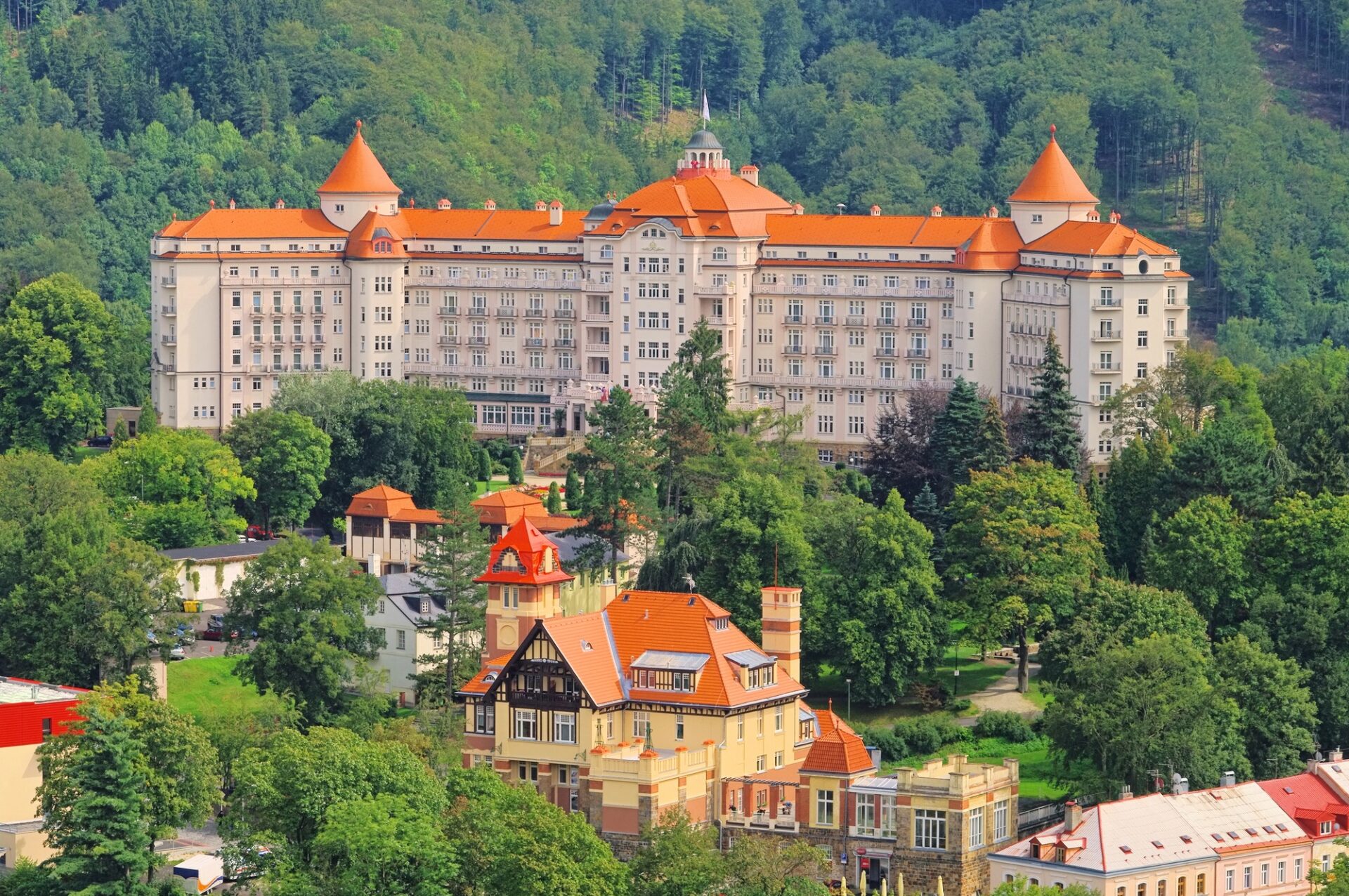 Hotel Imperial v Karlových Varech, secesní lázeňský hotel nad městem