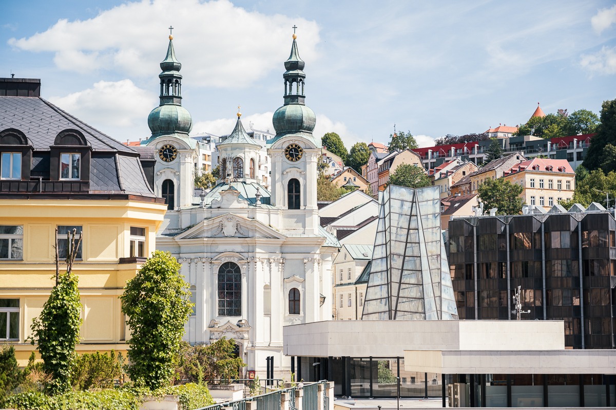 Vřídelní kolonáda a barokní kostel sv. Máří Magdalény v Karlových Varech