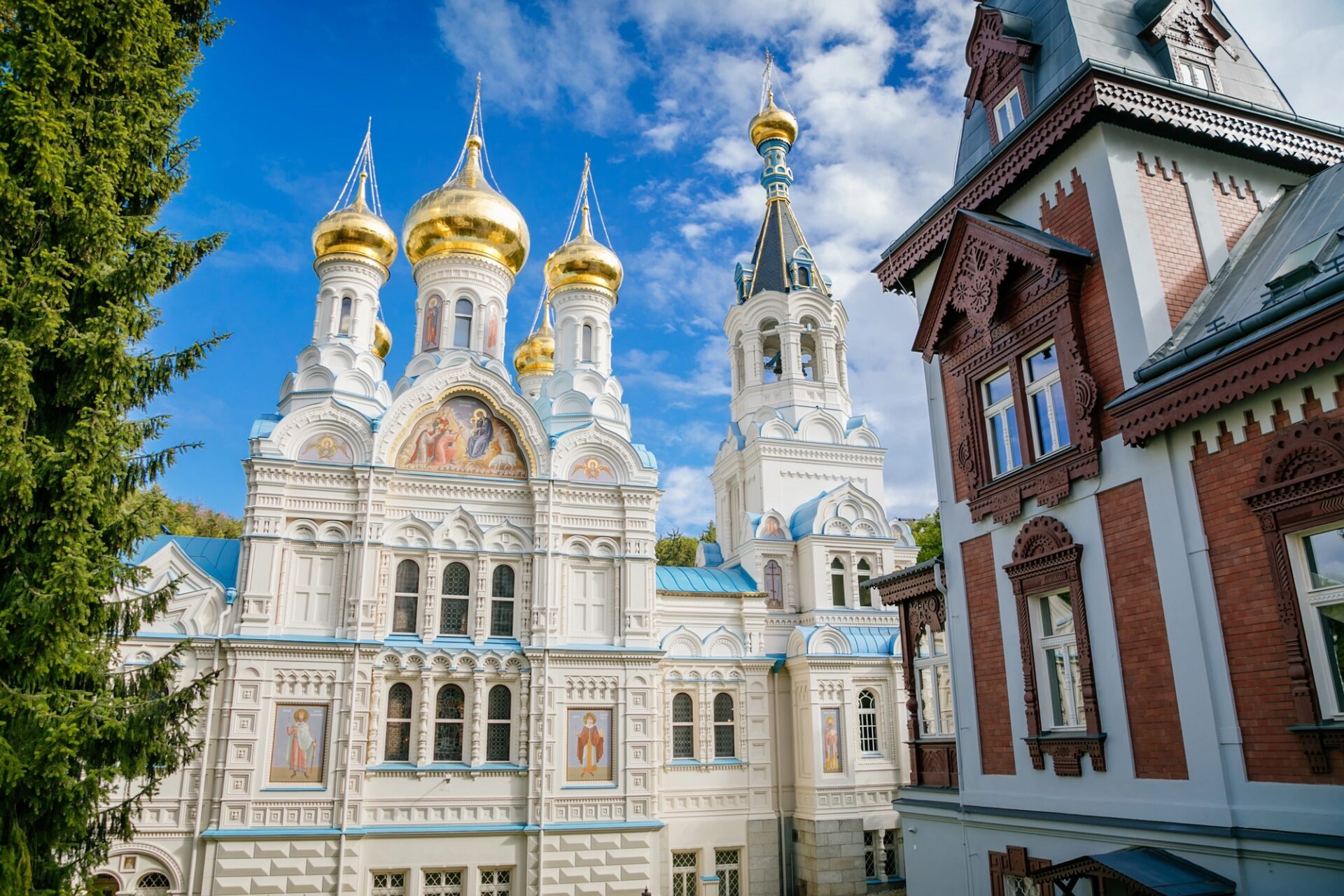 Pravoslavný chrám sv. Petra a Pavla v Karlových Varech s pozlacenými kupolemi