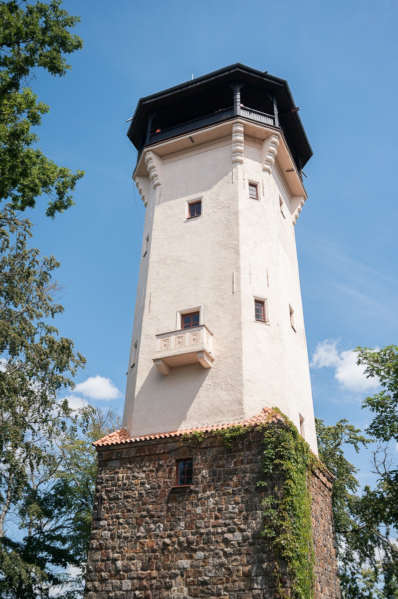 Rozhledna Diana nad Karlovými Vary, kamenná vyhlídková věž v lázeňských lesích