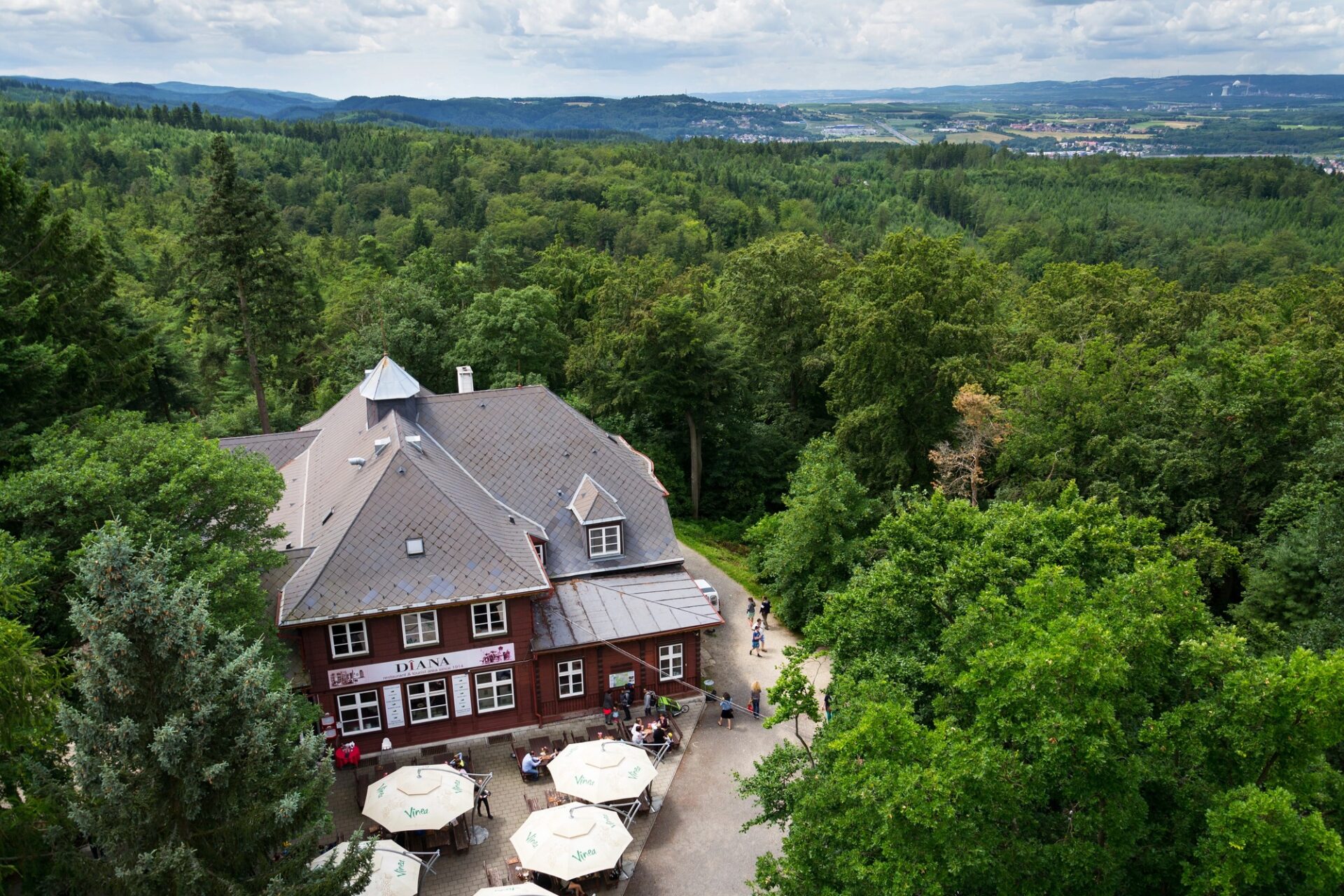 Restaurace Diana s výhledem do okolních lázeňských lesů Karlových Varů