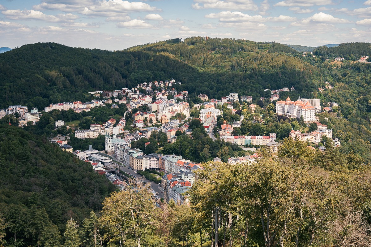 Výhled na Karlovy Vary z rozhledny Diana přes lázeňské lesy