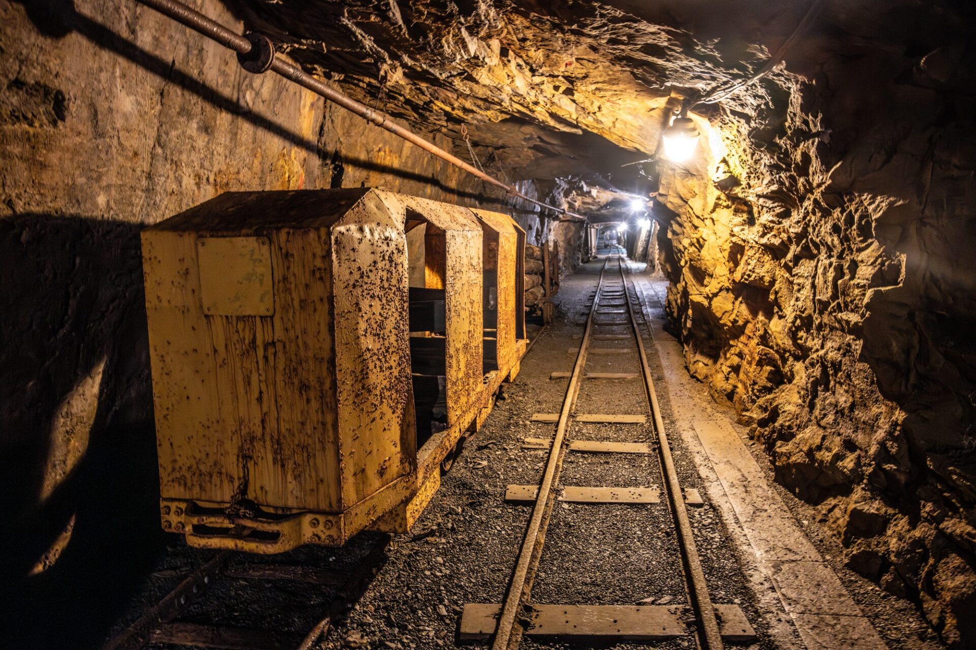Důlní vozíky v Jáchymovském dole jako ukázka hornické historie regionu