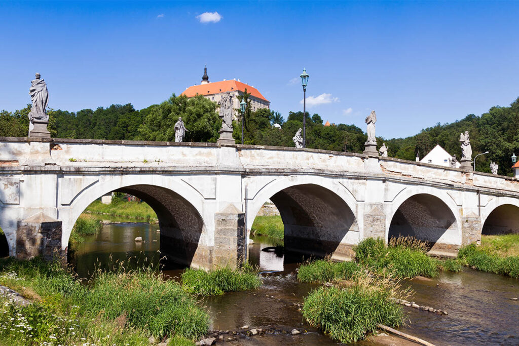 Zámek a barokní most přes Oslavu v Náměšti nad Oslavou, výlet na Vysočině
