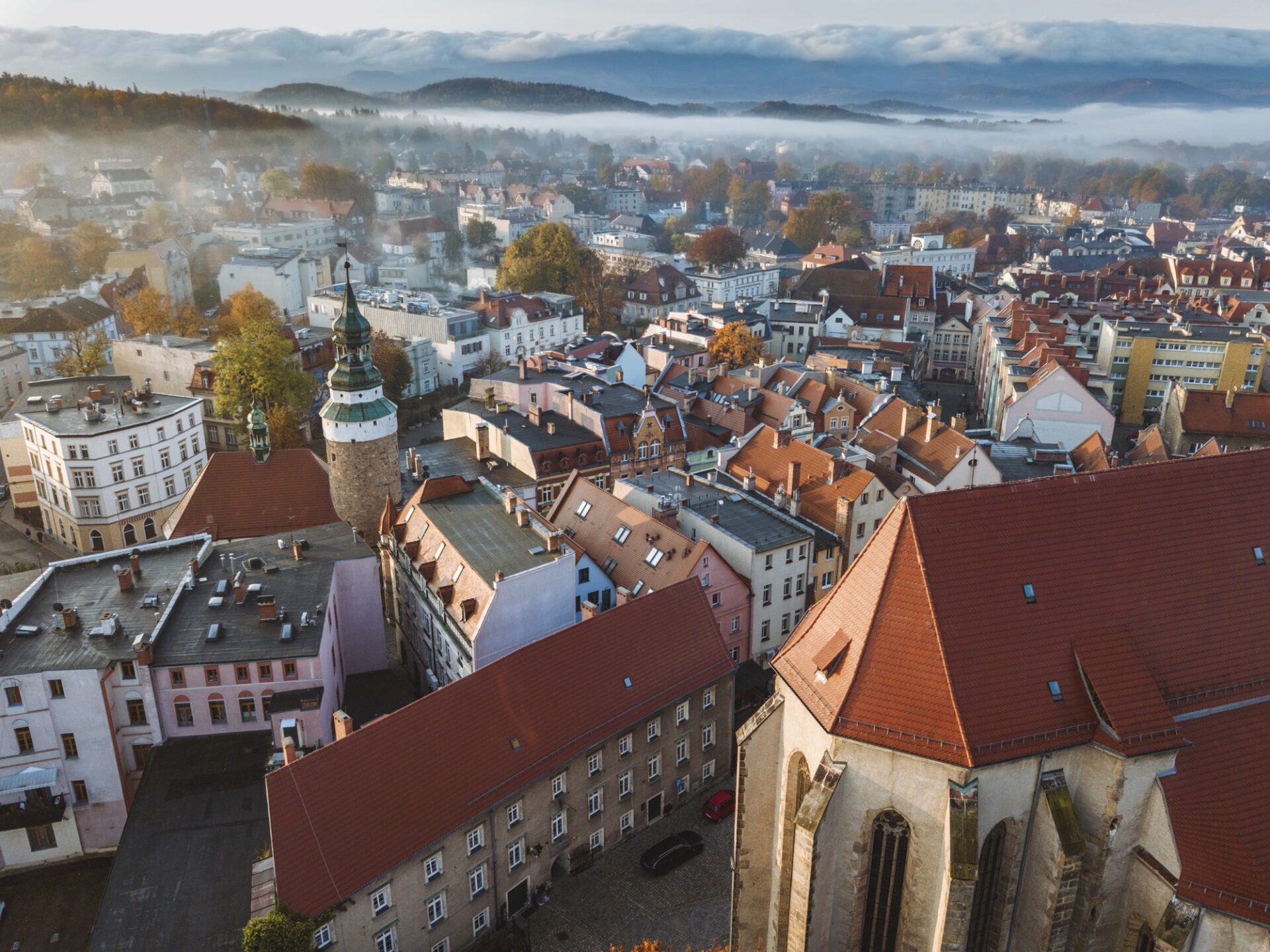 Letecký pohled na centrum Jelení Hory (Jelenia Góra) s kostelem sv. Erazma a věží radnice, Dolní Slezsko, Polsko