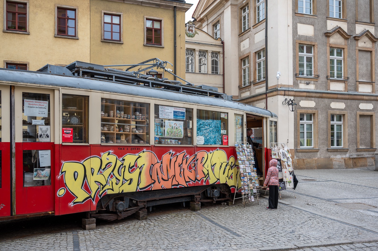 Historická červená tramvaj na Radničním náměstí v Jelení Hoře – turistické informační centrum a prodejna suvenýrů