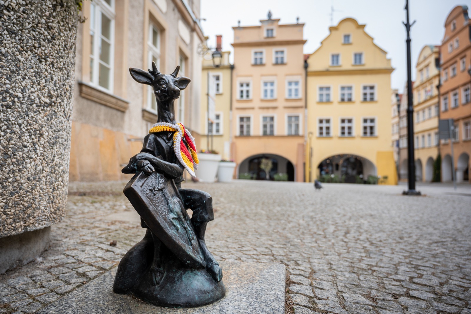 Bronzový jelínek s barevnou šálou na Radničním náměstí – figurka ze Stezky jelínků (Szlak Jelonków) v Jelení Hoře