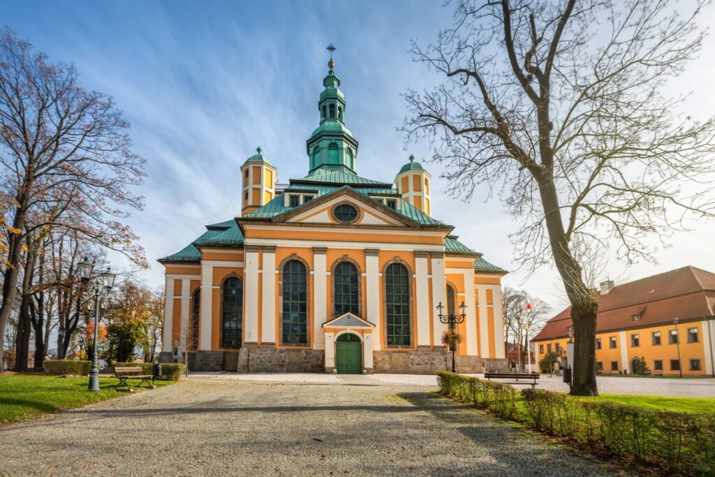 Kostel Povýšení sv. Kříže (Kościół Podwyższenia Krzyża Świętego) v Jelení Hoře – barokní kostel v parku