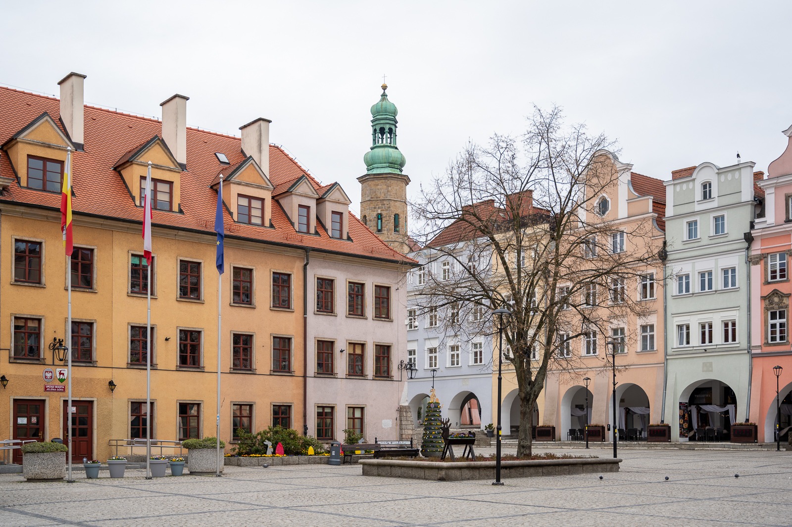 Radniční náměstí (Plac Ratuszowy) v zimní Jelení Hoře s radnicí a arkádovými domy