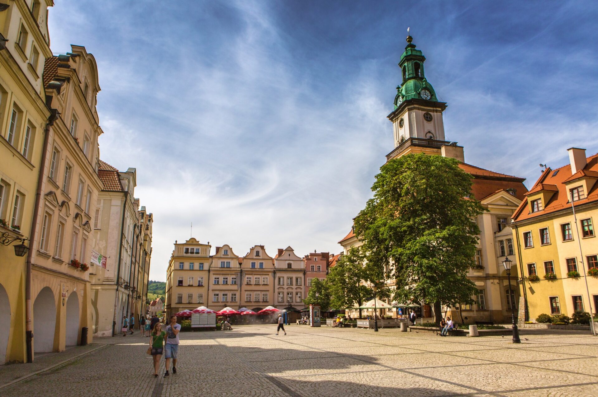 Radniční náměstí v Jelení Hoře s radnicí a barokními arkádovými domy