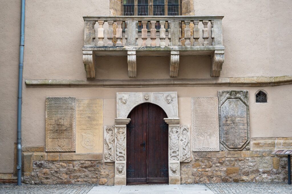 Gotický portál s tympanonem na jižní fasádě Baziliky sv. Erazma a Pankráce v Jelení Hoře