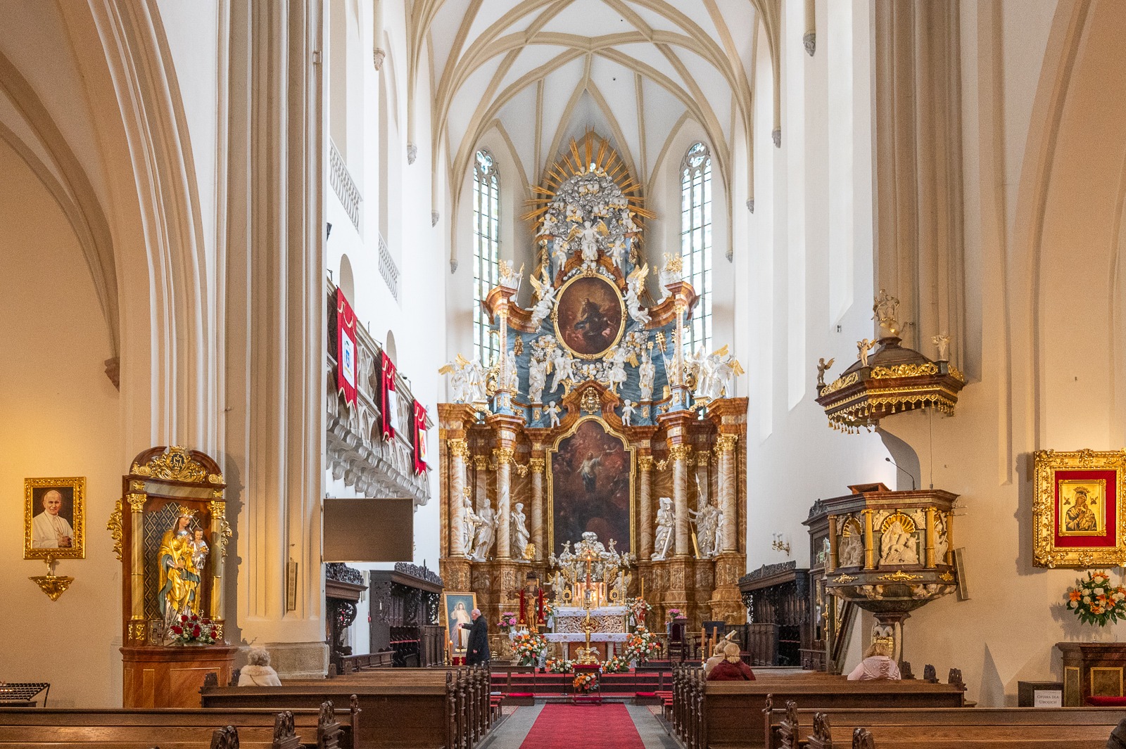 Interiér Baziliky sv. Erazma a Pankráce – gotická trojlodní bazilika s barokním oltářem