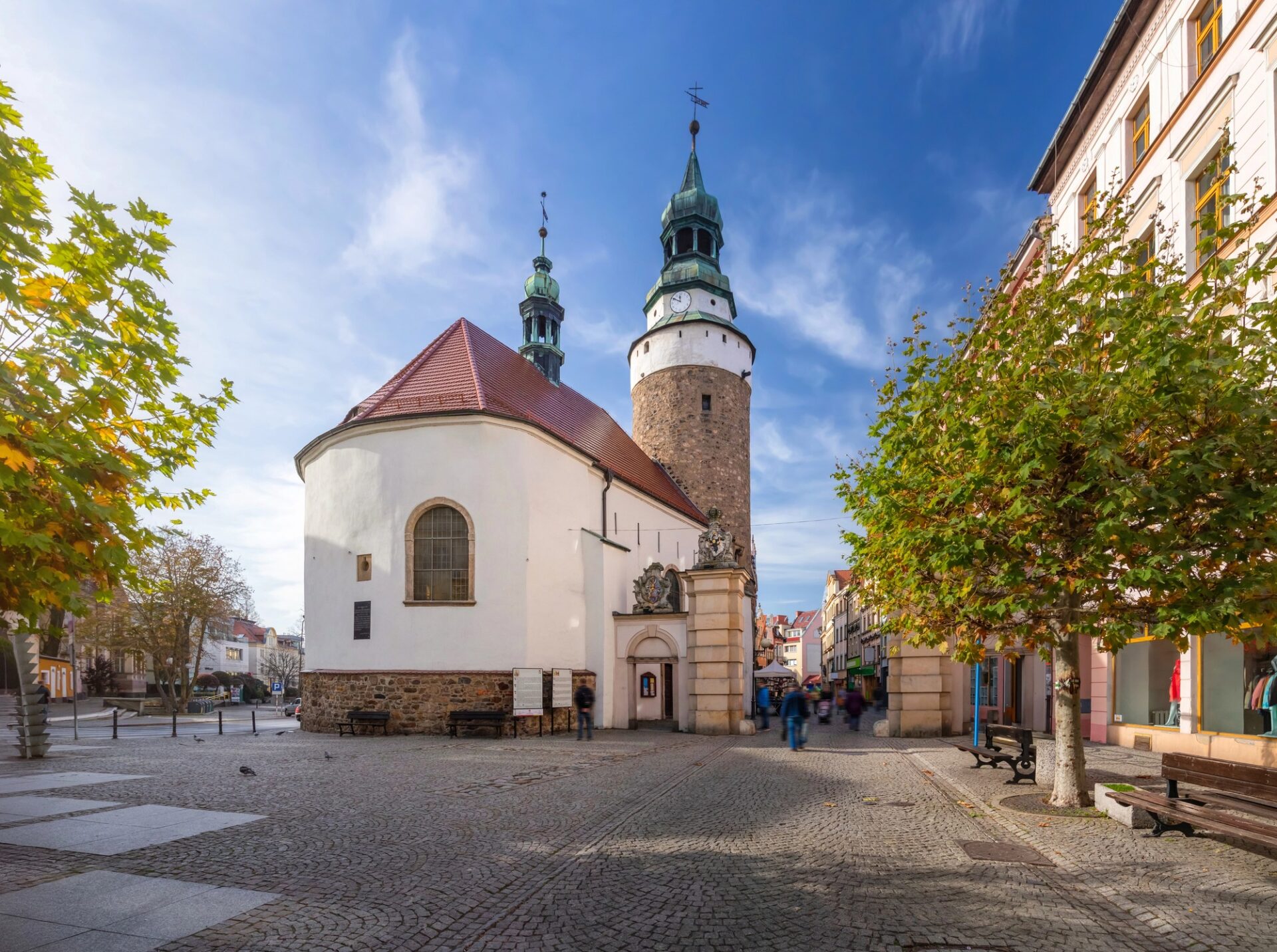 Kaple sv. Anny a Wojanowská věž s branou (Baszta Zamkowa) v centru Jelení Hory