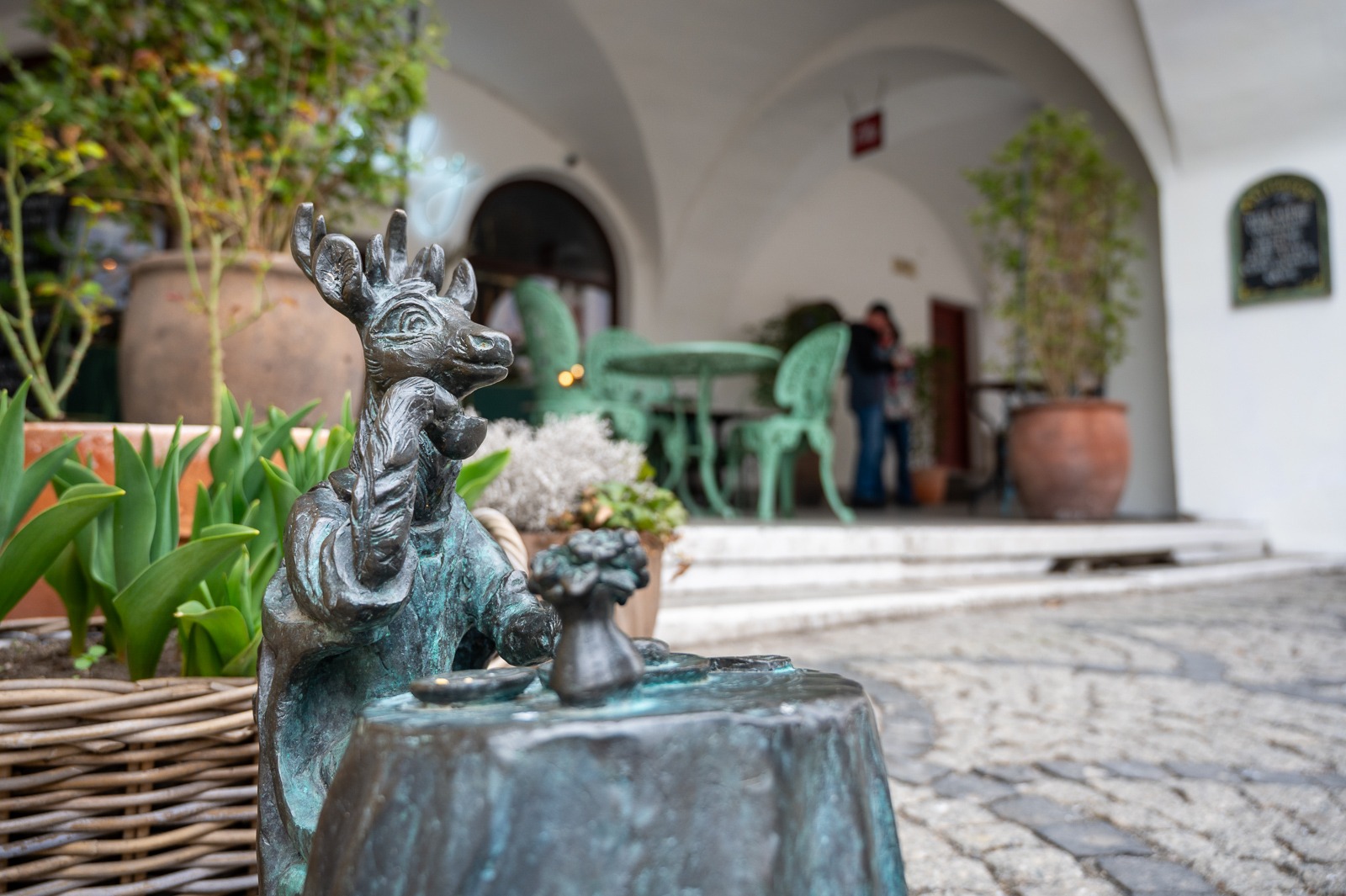 Bronzová figurka jelínka v arkádovém dvoře – Stezka jelínků, Jelení Hora