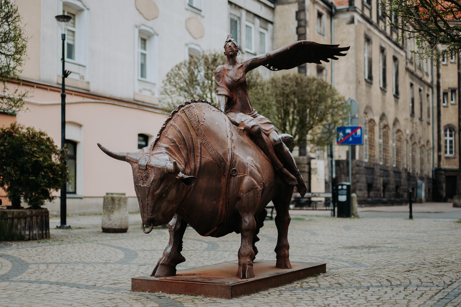 Bronzová socha ženy na býku v centru Jelení Hory – moderní umění ve veřejném prostoru