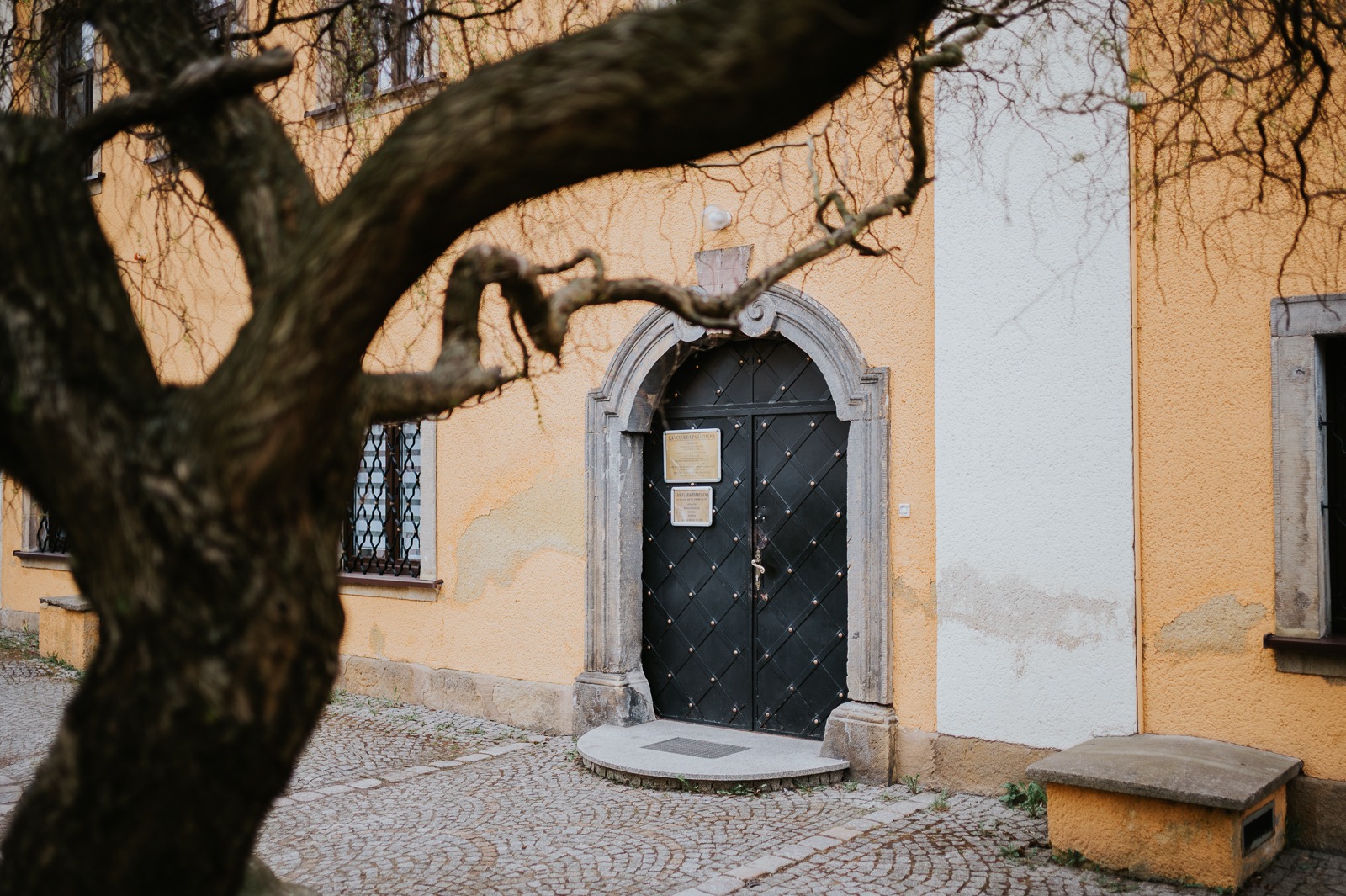 Historický portál se zdobeným klenutým obloukem v centru Jelení Hory