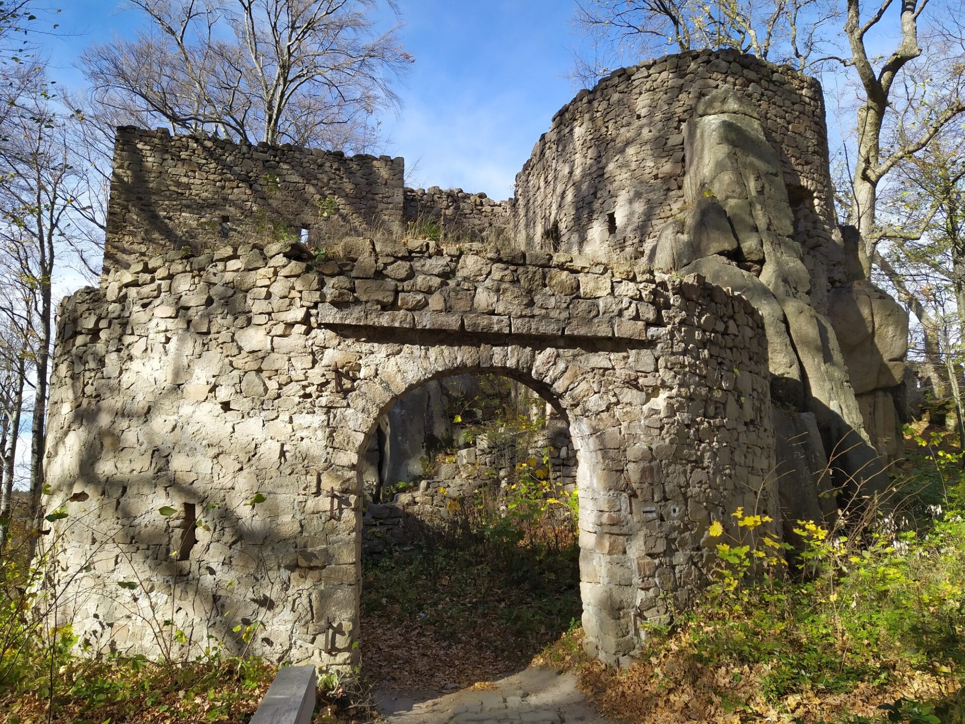 Zřícenina středověkého hradu Bolczów v podzimním lese Rudaw Janowickich