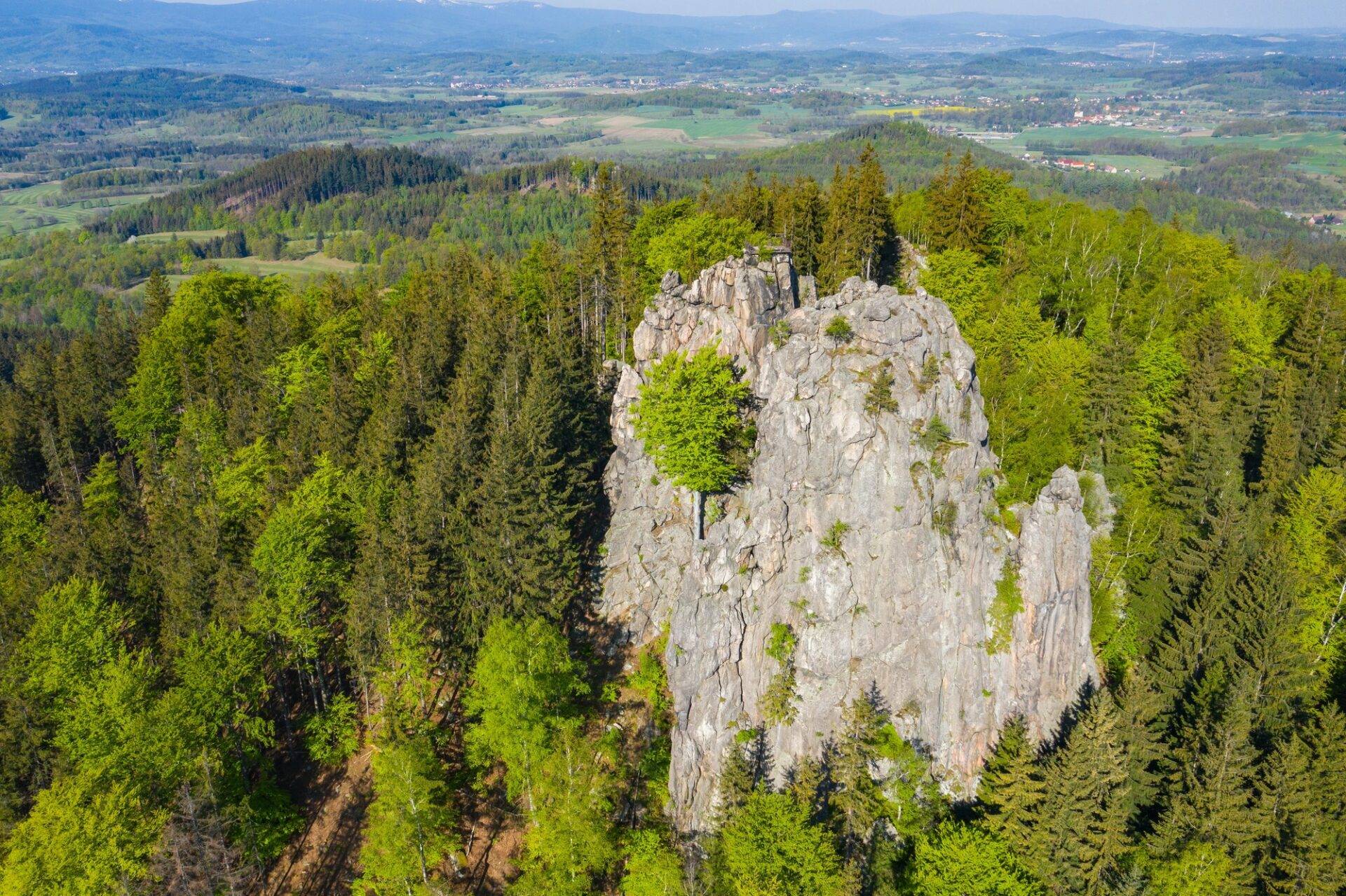Skalní útvar Sokoliky v krajinném parku Rudawy Janowickie – lezecká oblast v Sudetech