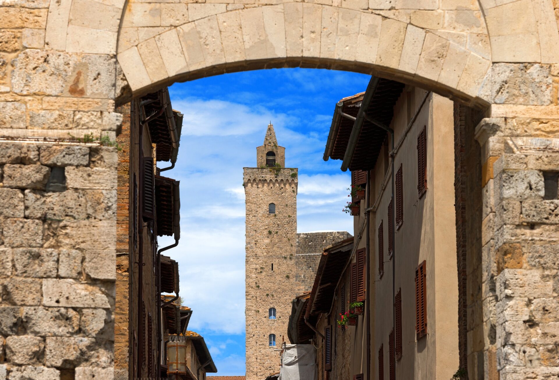 Torre Grossa v San Gimignanu viděná skrze středověký oblouk