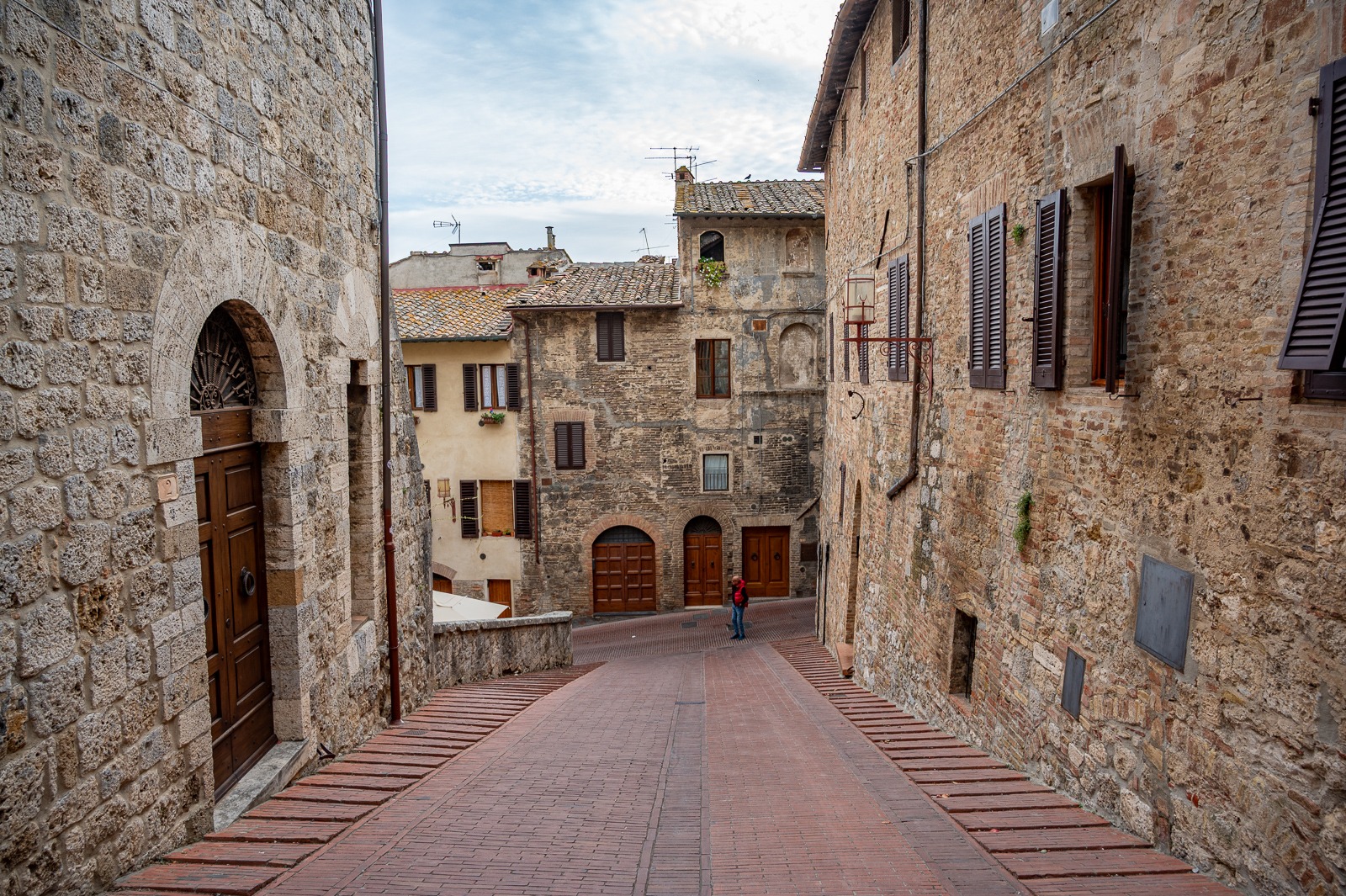 Středověká ulička v historickém centru San Gimignana