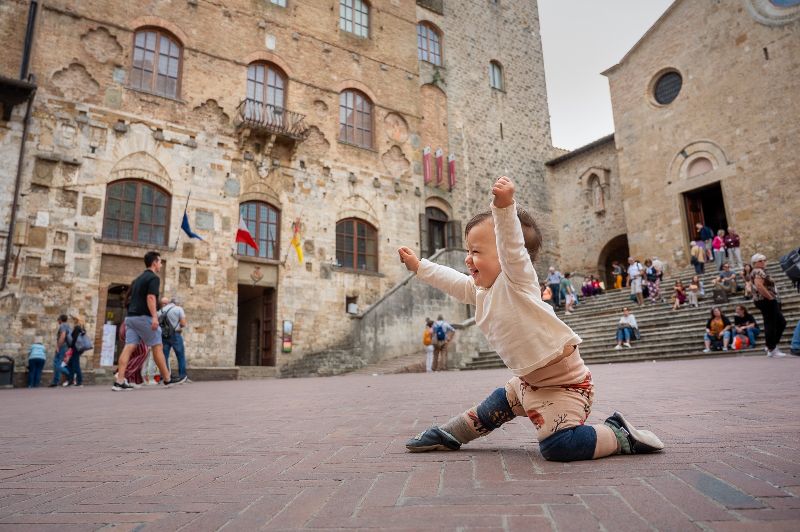 Piazza del Duomo v San Gimignanu s Palazzo Comunale a katedrálou