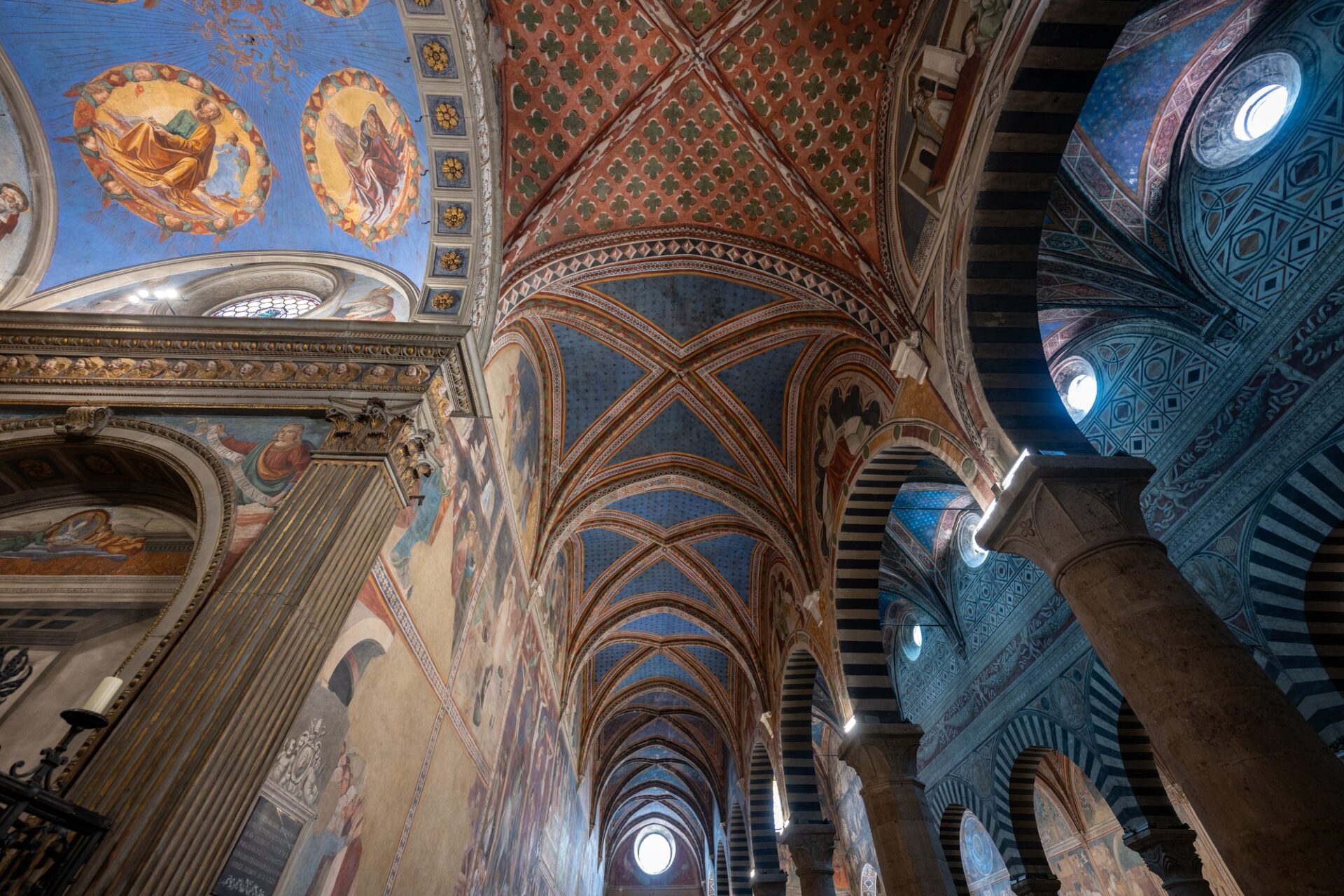 Interiér katedrály Collegiata di Santa Maria Assunta – fresky a klenby