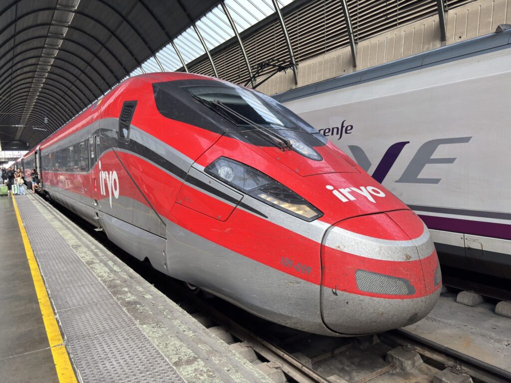 Ve Španělsku dnes jezdí několik společností s vysokorychlostními vlaky, zde Iryo a Renfe AVE v Seville