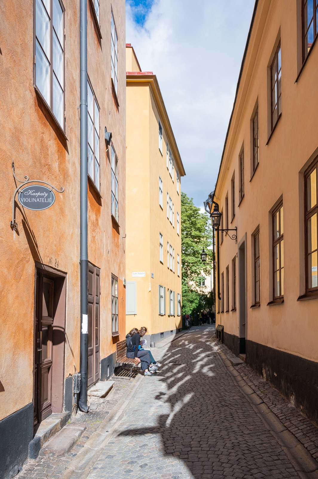 Úzká dlážděná ulička v Gamla Stan, historickém centru Stockholmu