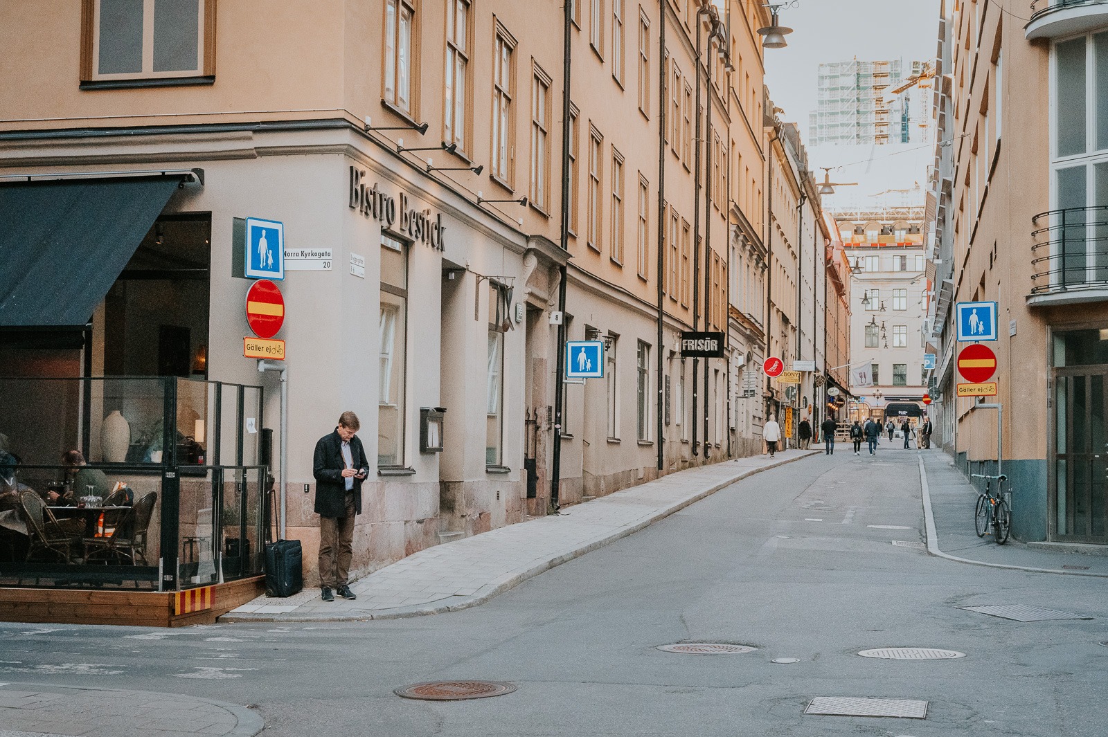 Stockholmská ulice s útulným bistrem – ideální zastávka na fiku