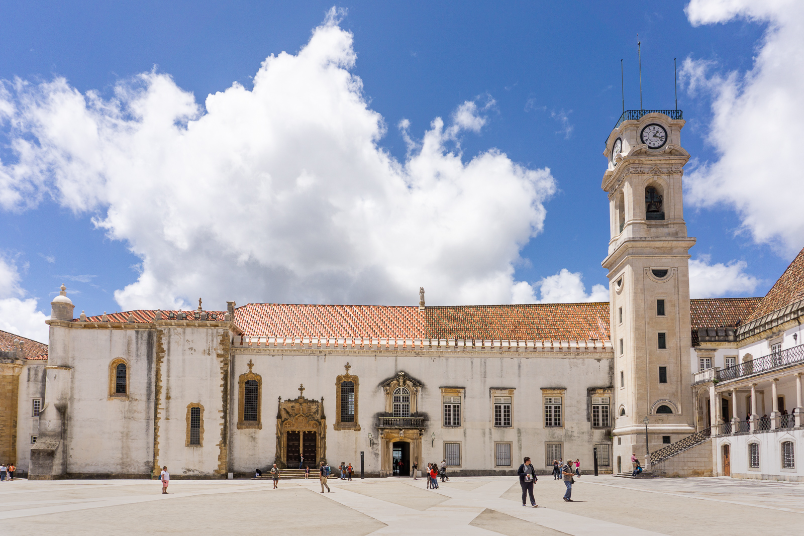 Pátio das Escolas Pátio das Escolas, hlavní nádvoří Univerzity Coimbra s univerzitní věží
